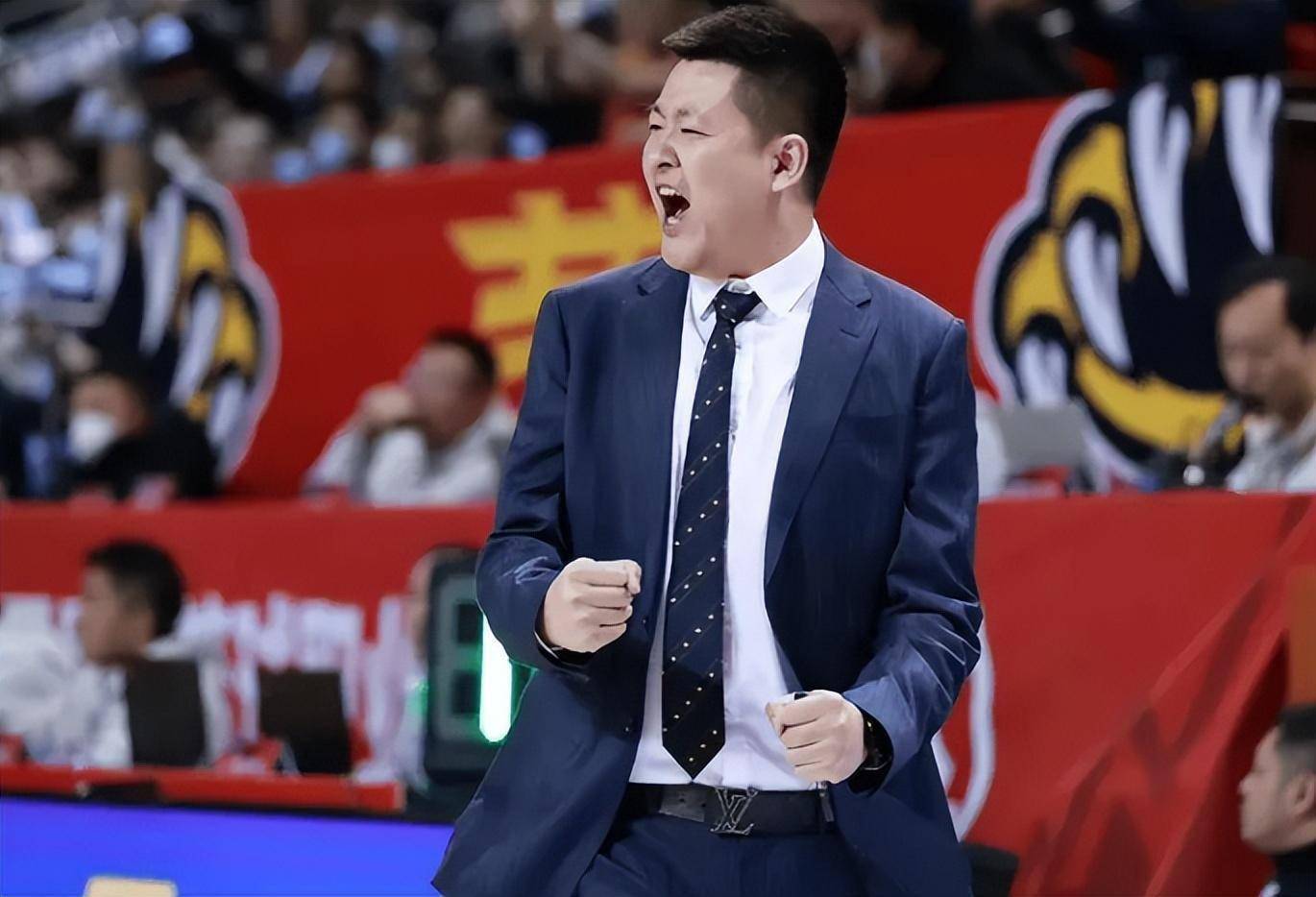 电竞竞猜-关于清晨CBA常规赛传出新动向，芝加哥公牛防线松动，管理层表态——底气十足，临场指挥获称赞的信息